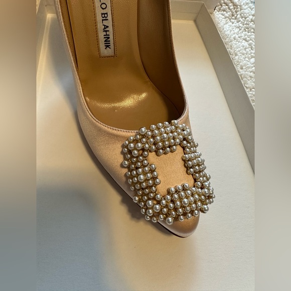 *Sold* Manolo Blahnik Hangisi heels beige satin with pearl - Picture 8 of 10